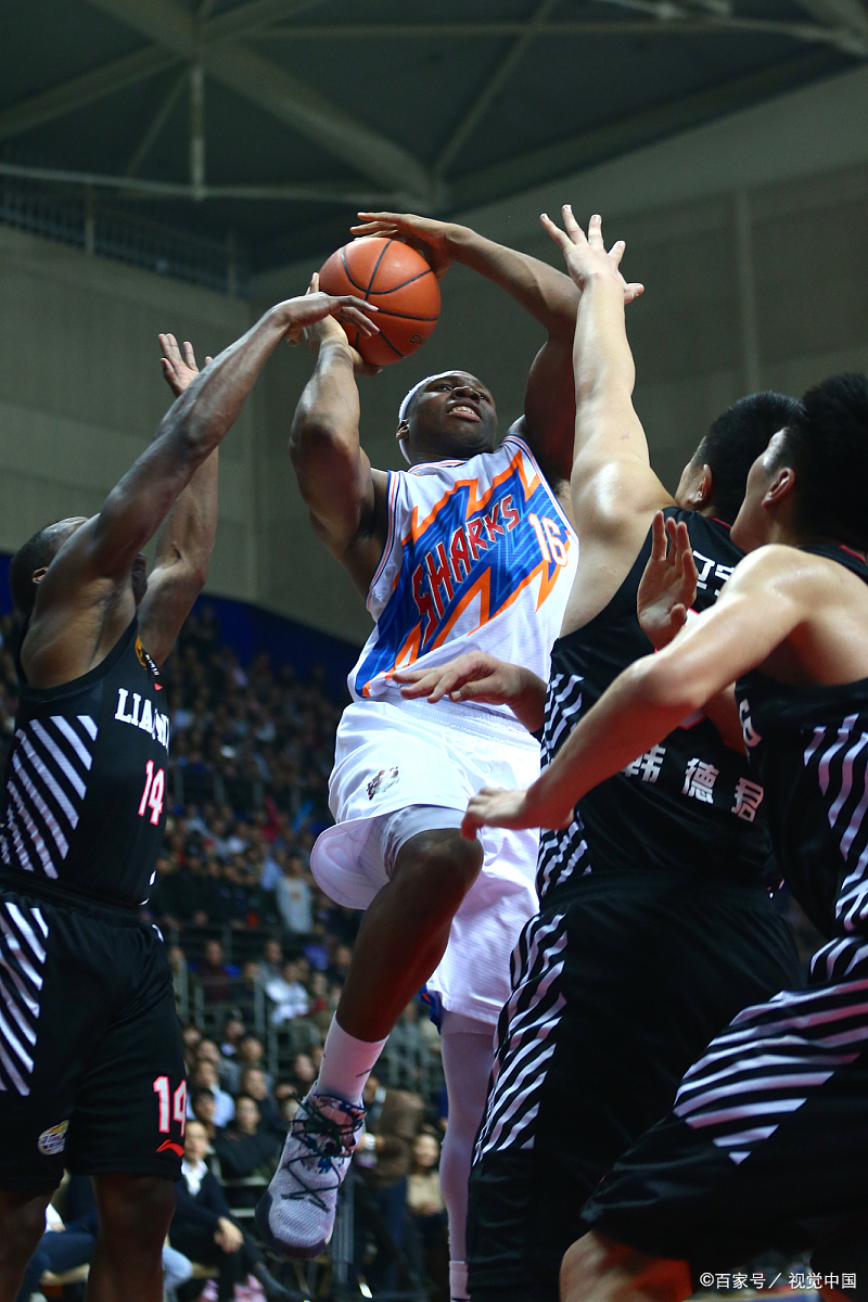 雄鹿轻取鹈鹕，范弗利特点燃赛场