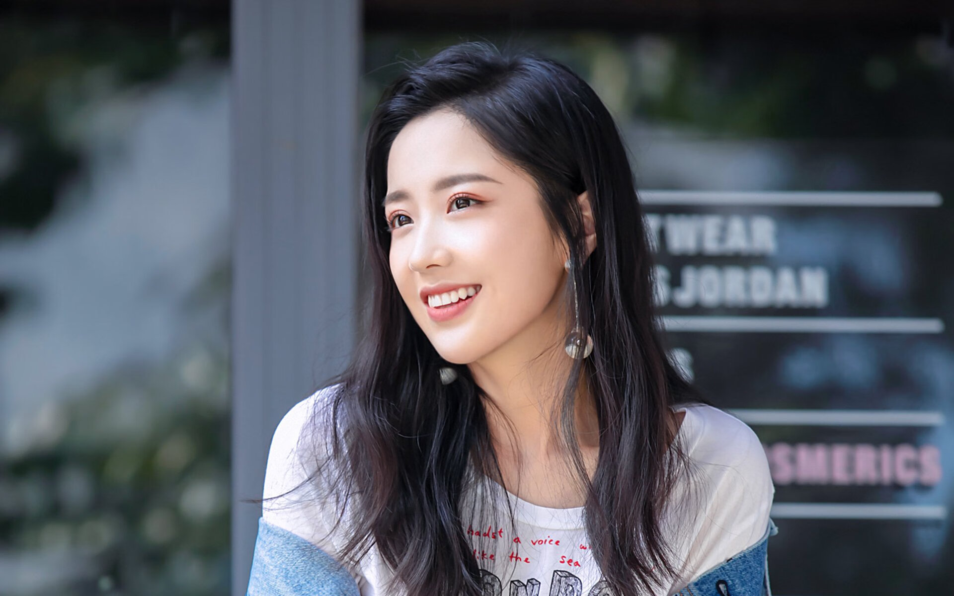 唯一性的双重奏，F1街道赛焦点战与凯尔特人横扫雄鹿的体育启示